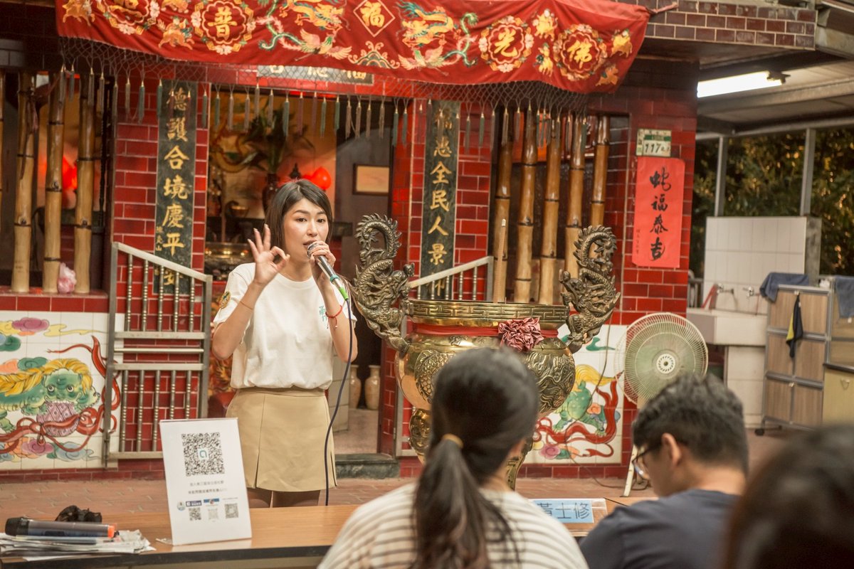 fatmanvoice's tweet photo. 2025.8.12
#為台灣爭口氣
今天感謝花花 邀請來支援新店場，這也是我第一次當活動的志工。我還有任務，整個人都嚴肅起來了，所以我早早就來到場地，跟主持人咪咪 一起佈置場地，也見到了好多親切的叔叔阿姨。也近距離見到士修與國昌老師的演講。 https://t.co/D3asyHL9ye