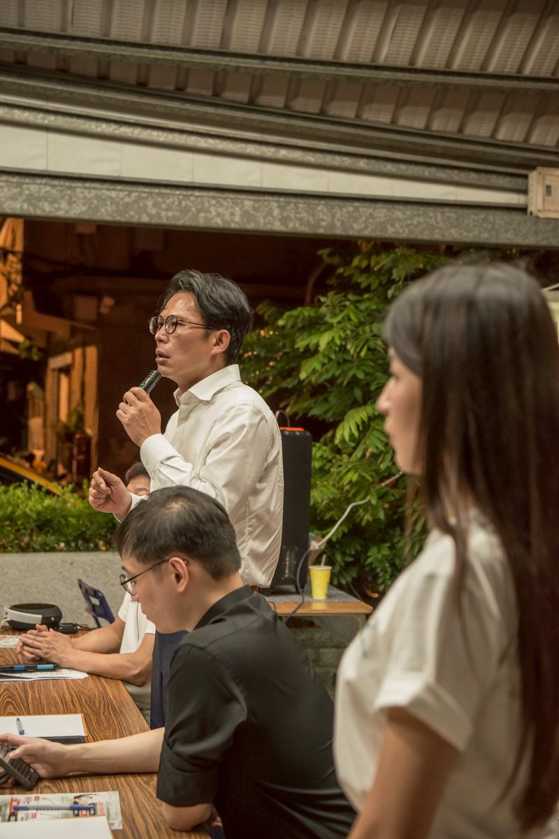 fatmanvoice's tweet photo. 2025.8.12
#為台灣爭口氣
今天感謝花花 邀請來支援新店場，這也是我第一次當活動的志工。我還有任務，整個人都嚴肅起來了，所以我早早就來到場地，跟主持人咪咪 一起佈置場地，也見到了好多親切的叔叔阿姨。也近距離見到士修與國昌老師的演講。 https://t.co/D3asyHL9ye