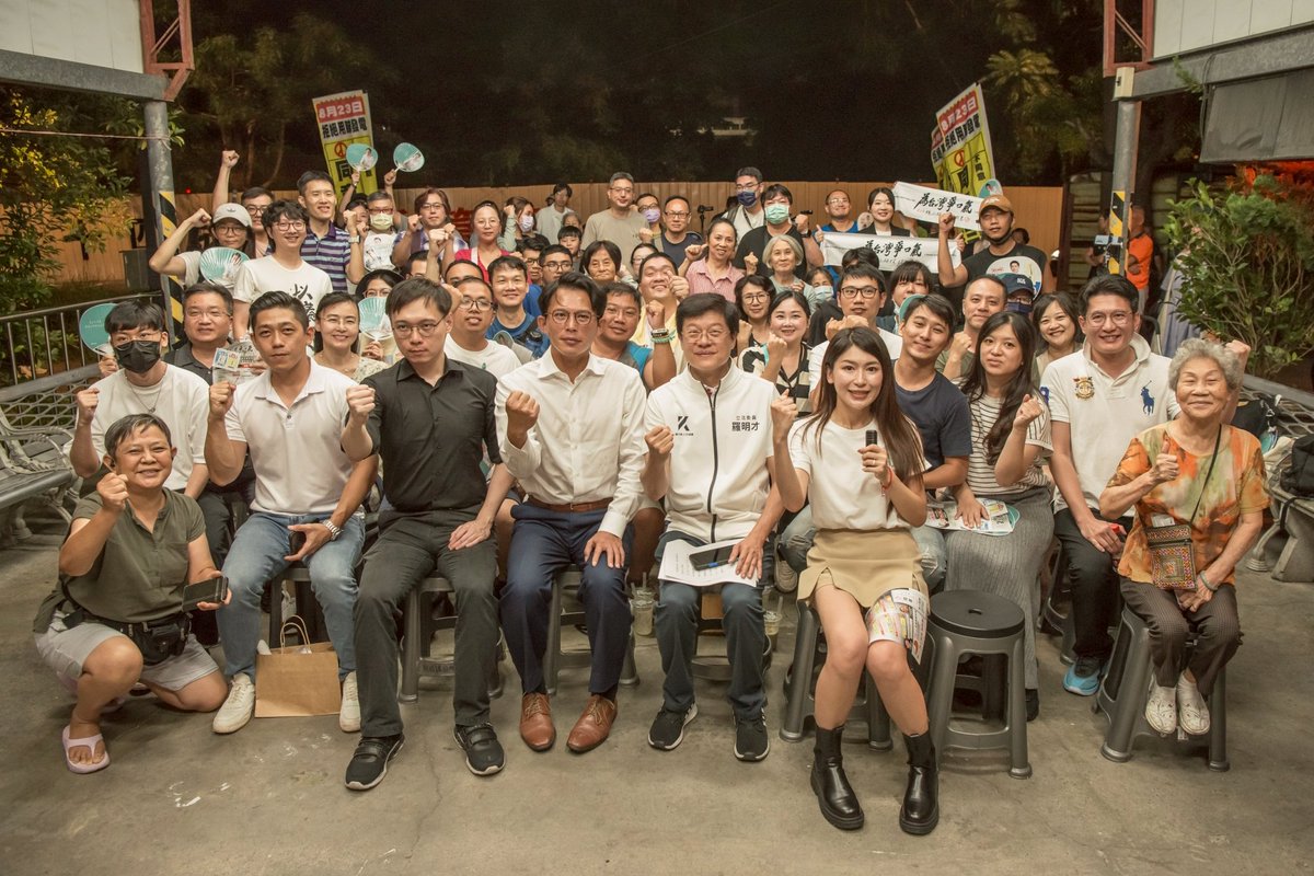 2025.8.12
#為台灣爭口氣
今天感謝花花 邀請來支援新店場，這也是我第一次當活動的志工。我還有任務，整個人都嚴肅起來了，所以我早早就來到場地，跟主持人咪咪 一起佈置場地，也見到了好多親切的叔叔阿姨。也近距離見到士修與國昌老師的演講。