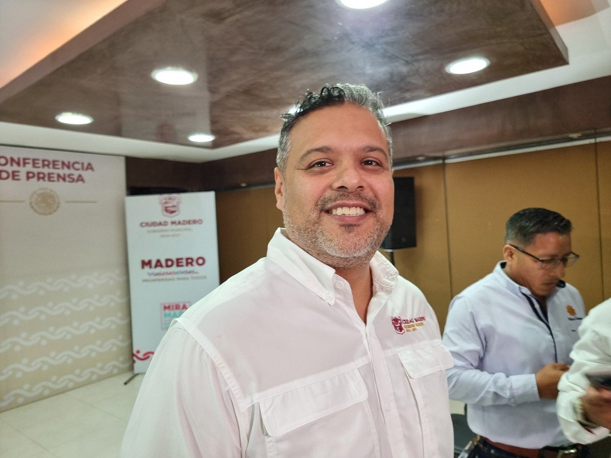 dect1608's tweet photo. #VideoViral #URGENTE 🚨❗️#Tampico

En #CdMadero se vive una crisis política que ya rebasó los límites de la tolerancia ciudadana. El conflicto abierto entre la administración municipal y un reducido grupo de rodanteros ha terminado por desnudar la absoluta incapacidad de funcionarios clave: Héctor Treviño, subdirector de Tránsito y Vialidad, y Héctor Marín, secretario general del Ayuntamiento. Ambos han sido, durante toda la administración, un lastre para la gobernanza local, sin resultados tangibles y con una conducta que se aleja por completo de cualquier política pública con enfoque humanista.

Treviño, con desplantes de prepotencia y acciones que rayan en la provocación, ha convertido la autoridad en un instrumento de confrontación, deteriorando la imagen institucional. Marín, por su parte, ha reducido la Secretaría General a un espacio improductivo, incapaz de conducir un diálogo real, de contener conflictos o de generar acuerdos mínimos. Lejos de sumar, ha entorpecido cada mesa de negociación.

A este cuadro se suma Mario Lara, quien presume ser el “super asesor” de la Secretaría del Ayuntamiento, pero cuya gestión ha sido opaca y carente de resultados. Un pequeño grupo de rodanteros ha bastado para poner de rodillas a estos tres funcionarios, dejando claro que su permanencia no solo es insostenible, sino que agrava la percepción de desgobierno.

La actuación de Treviño, Marín y Lara se mueve en dirección contraria al proyecto de transformación que intenta impulsar @ErasmoGlz, en coordinación con el gobernador @Dr_AVillarreal

Ni hablar.. Mientras el gobernador busca fortalecer la confianza ciudadana y construir un modelo de gobierno cercano a la gente, en Ciudad Madero estos funcionarios empujan al municipio hacia la confrontación, la ineficiencia y el descrédito. La administración local no puede permitirse seguir cargando con figuras que minan su legitimidad desde adentro… y la @SSP_GobTam se juega el poco prestigio que tiene