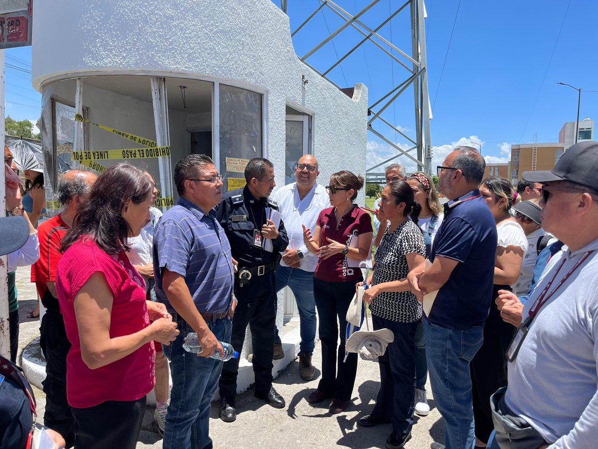 Durante un recorrido en la colonia Los Héroes en conjunto con diversas instancias, la regidora <a href="/georginart/">Georgina Ruiz Toledo</a> y su homólogo, <a href="/Manuel_DuranG/">Manuel Durán</a>, conversaron con habitantes de la zona para atender directamente sus peticiones referentes a fortalecer la seguridad, así como otros rubros.