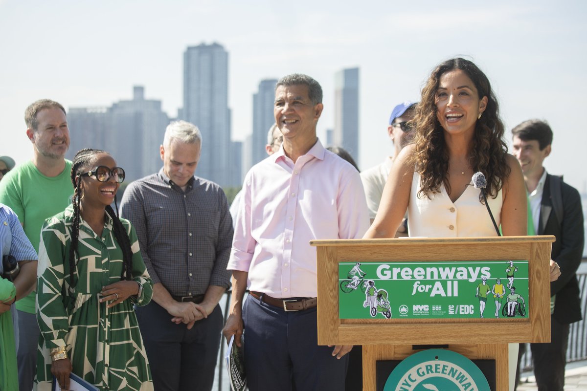 CMCarlinaRivera's tweet photo. 🚴🚶🌳 Carlina joined colleagues + advocates to celebrate a milestone for NYC’s greenway network - the rollout of her law requiring a citywide plan. Safer rides, more walking space and nature access - a big step toward a greener, healthier, more connected city! https://t.co/Qgca2lfceq