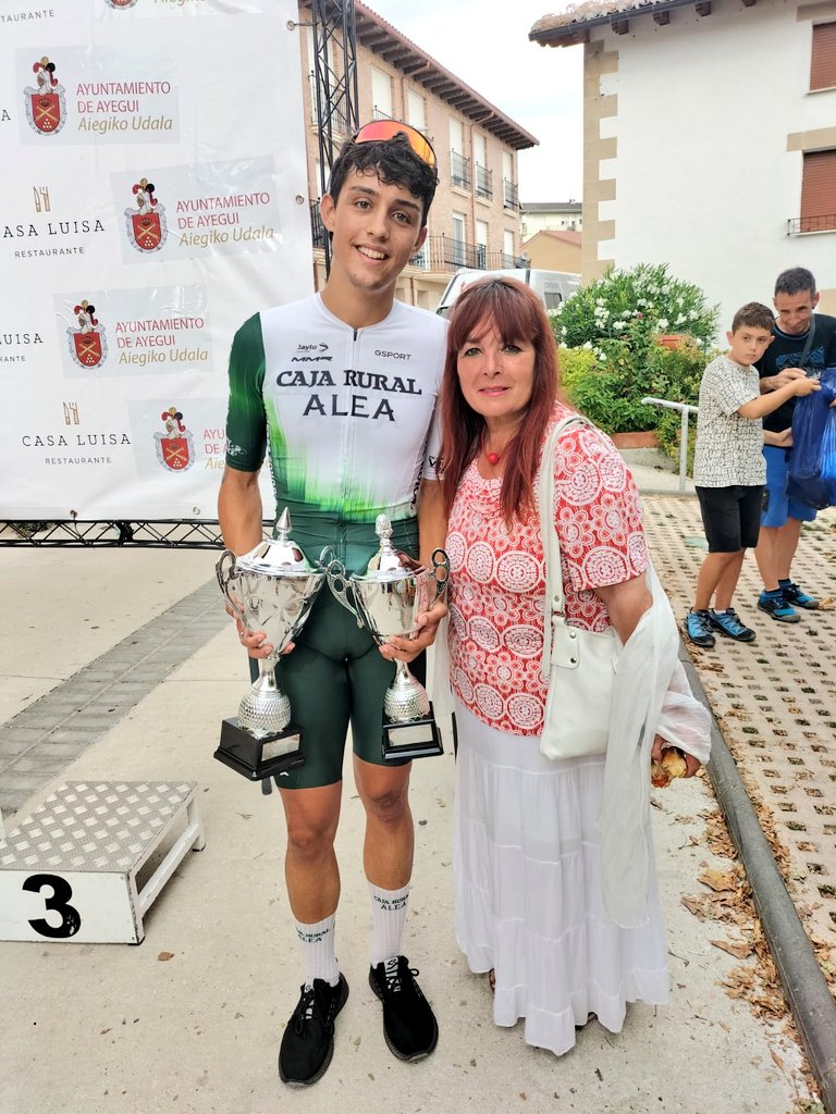 Descalzando el miércoles con el ganador  
II Trofeo Casa Luisa - Ayto de Ayegui , <a href="/danicepa_/">Dani Cepa</a>   <a href="/FilialCajaRural/">Caja Rural-Alea</a> y💪🏾🚴🏿‍♂️🏆😍😗. #Ayegui