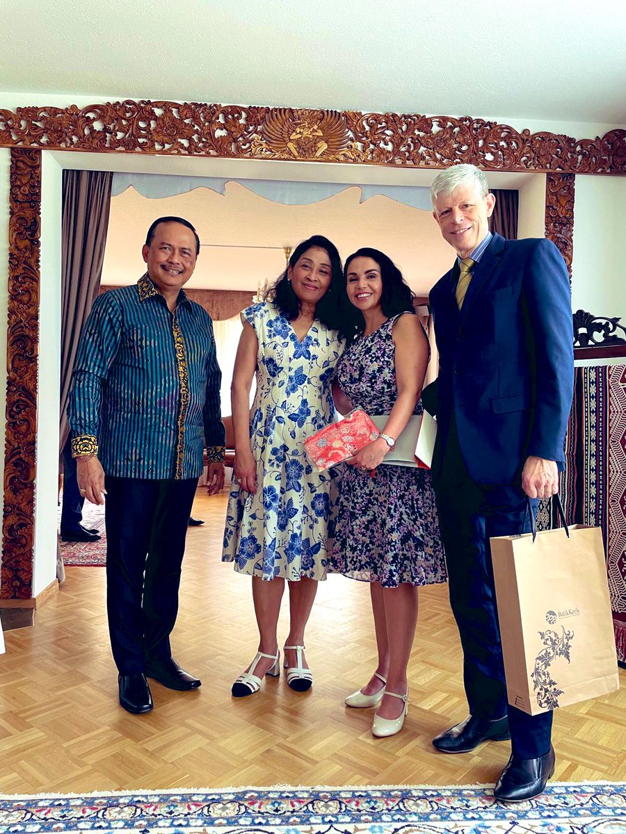 schellenberg_g's tweet image. Few weeks ago, were honored to join Ambassador Ngurah Swajaya and his gracious wife, Swi, for a delightful evening, highlighted by their exquisite traditional Indonesian cuisine.
@IndonesiainBern 
@SwissMFAasia