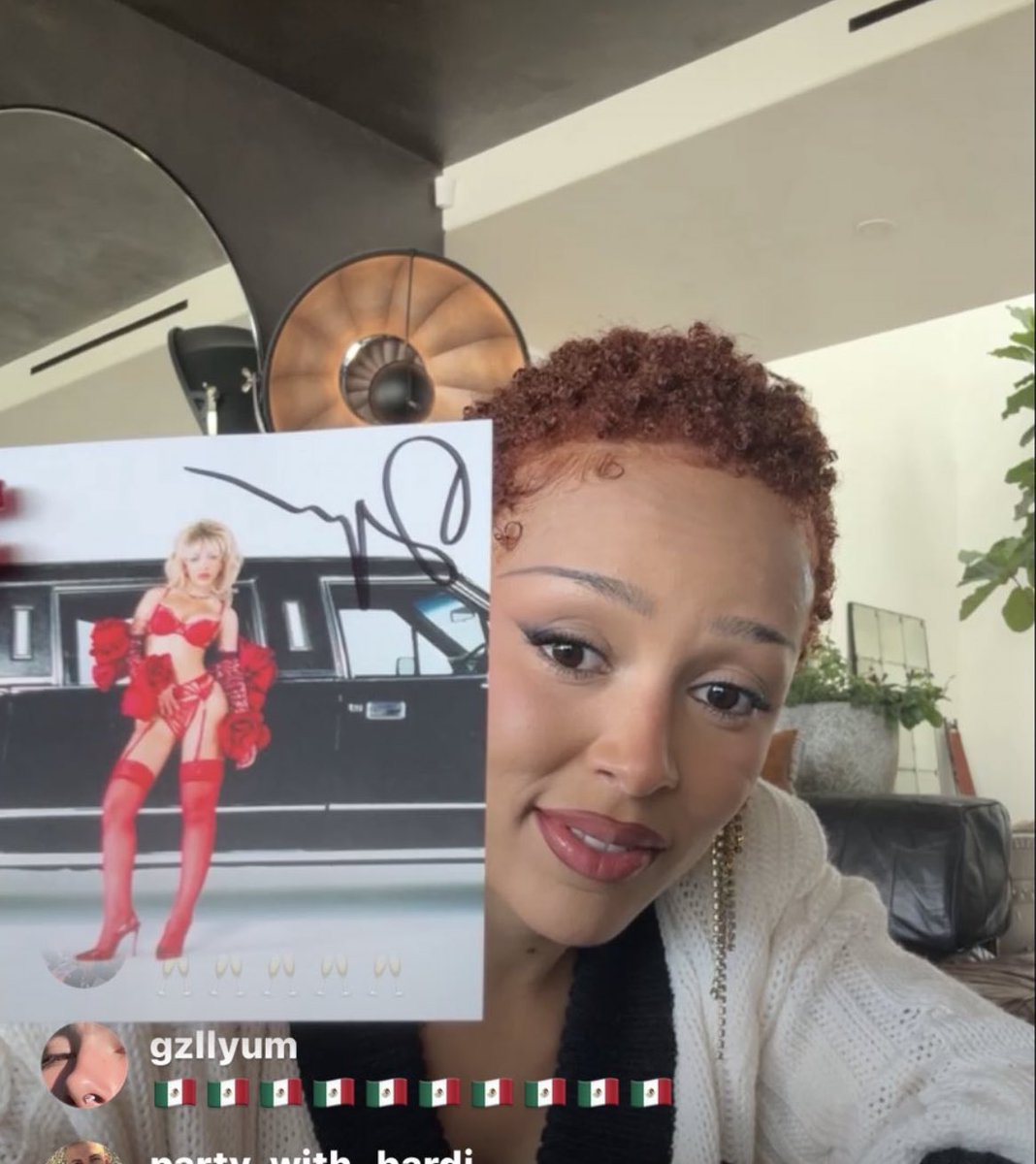 Doja Cat is currently signing vinyl size and cd inserts on her IG live 👀 (UPCOMING RELEASE)