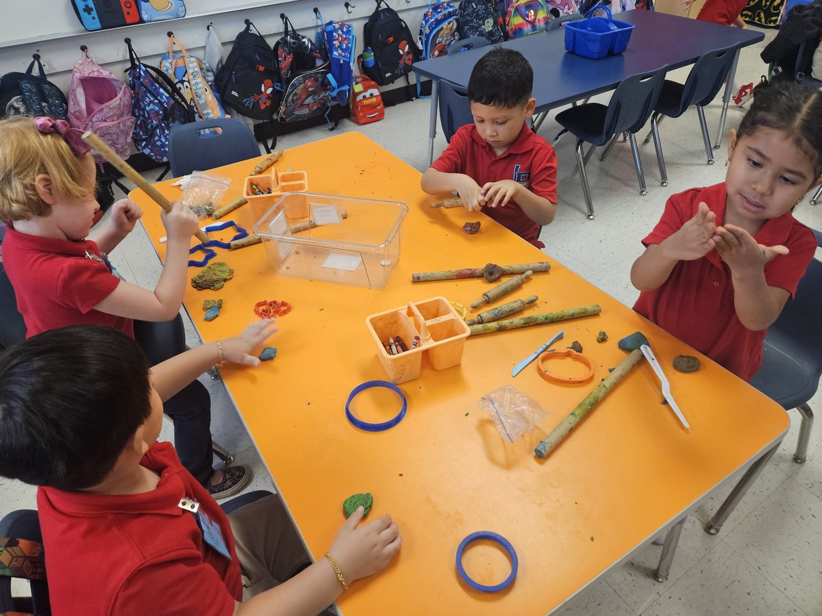 CyndyBolanos's tweet photo. Prek4 working on getting their routine of centers #jds https://t.co/JR3o8DbAmH