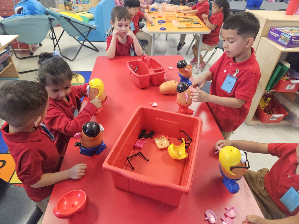 CyndyBolanos's tweet photo. Prek4 working on getting their routine of centers #jds https://t.co/JR3o8DbAmH