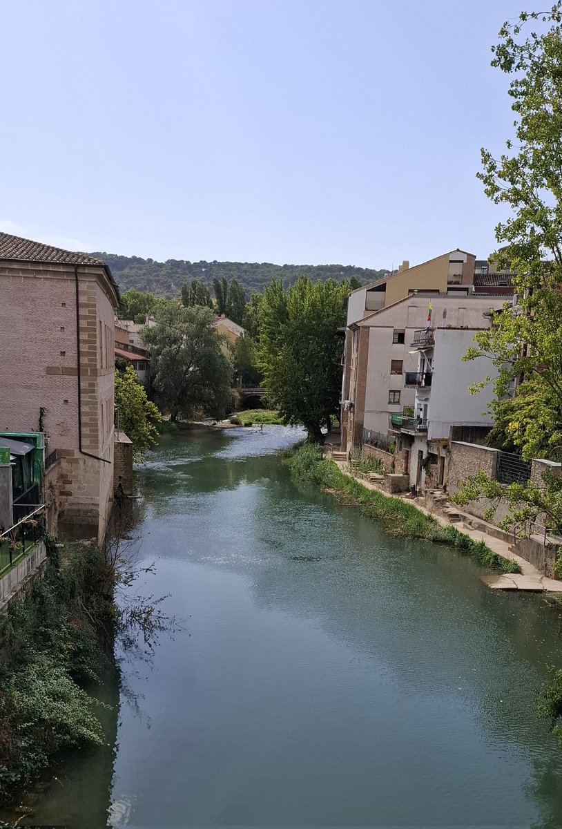 El río Ega a su paso por Estella. #RutasPorNavarraEnVacaciones
