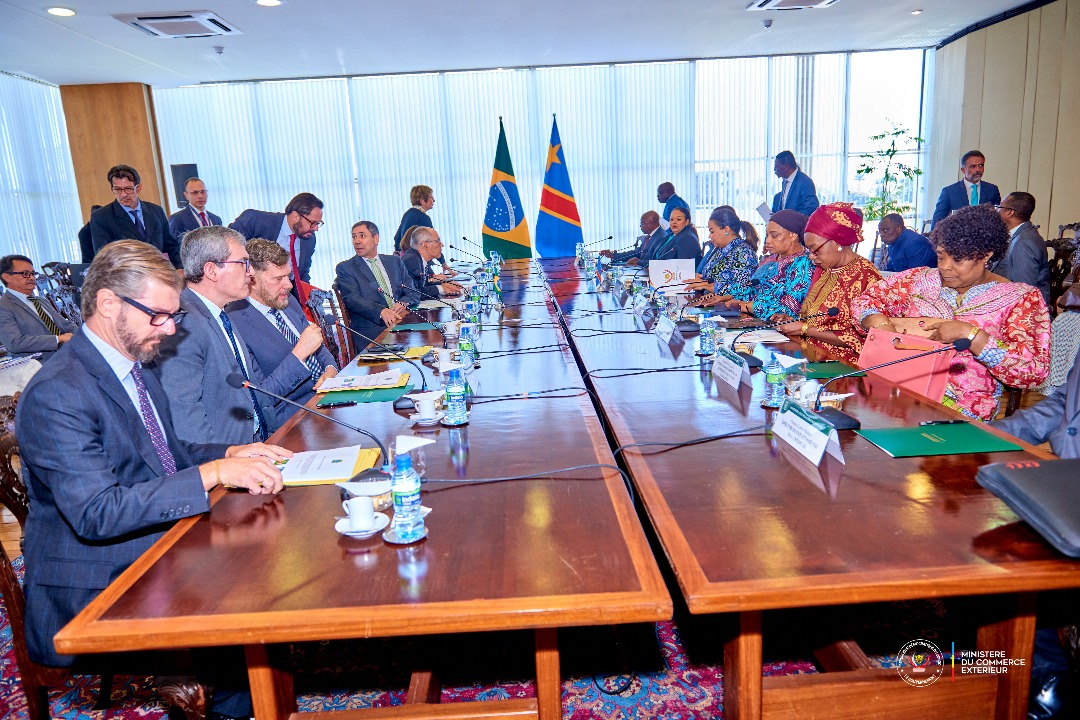 MbulukuMoise's tweet image. L’ #ANAPI @InvestirRdc  et l'#ANAPEX sont appelées à concrétiser cette vision ambitieuse en travaillant avec leurs homologues du #MERCOSUR.

Le Gouvernement salue l’appui stratégique des ambassades congolaises dans la région,qui ont brillamment préparé le terrain.

#FIN