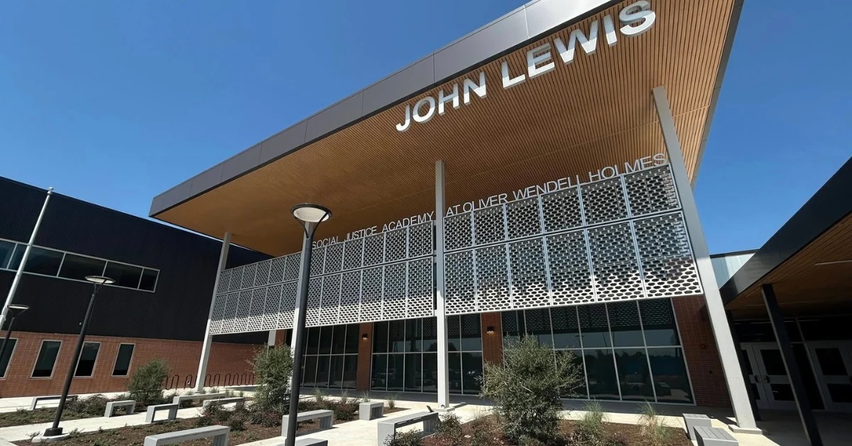 Dallas ISD (@dallasschools) on Twitter photo 🏫Students at two schools returned to brand new campuses this week!
Each school blends modern innovation with staying true to the rich legacies at <a href="/LongfellowCEA/">LongfellowCEA</a> and John Lewis Social Justice Academy at O.W. Holmes.
Check out some of their new features:
bit.ly/45zFWLJ 🏫Students at two schools returned to brand new campuses this week!
Each school blends modern innovation with staying true to the rich legacies at <a href="/LongfellowCEA/">LongfellowCEA</a> and John Lewis Social Justice Academy at O.W. Holmes.
Check out some of their new features:
bit.ly/45zFWLJ