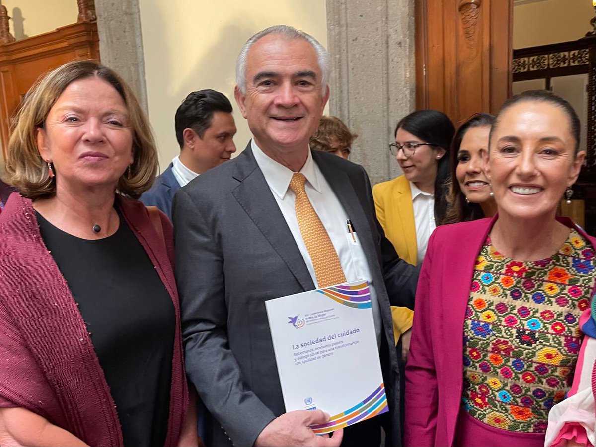 Fue un enorme gusto y honor contar con la presencia de la Presidenta de Mexico en la inauguración de la XVI Conferencia Regional de la Mujer y entregarle nuestro documento de posición junto con <a href="/AnaGuezmes/">Ana Güezmes</a> Directora de la División de Género de la <a href="/cepal_onu/">CEPAL</a>