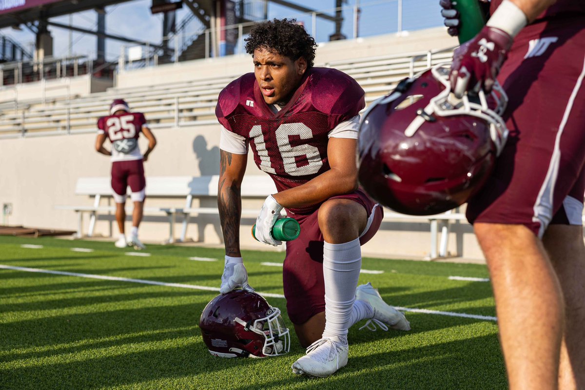 Canyon graduate <a href="/javincash11/">Javin Cash</a> rises through the ranks within <a href="/WTAMUFootball/">Buffalo Football</a> program #LSCfb. Story by <a href="/Tyler_Liger/">Tyler Anderson</a> ..
🔗 presspass.news/canyon-graduat…