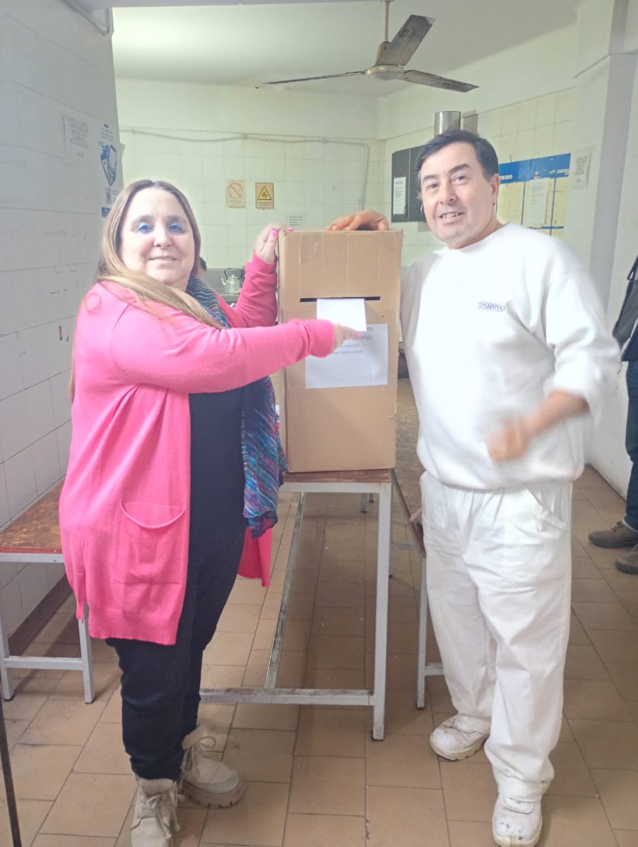SECZAcomercio's tweet photo. 𝐄𝐋𝐄𝐂𝐂𝐈𝐎𝐍𝐄𝐒 𝐃𝐄 𝐃𝐄𝐋𝐄𝐆𝐀𝐃𝐎

En Supermercados Toledo, se renovó la confianza en Néstor Llona, quien continuará representando a sus compañeros como delegado gremial.

¡Felicitaciones y a seguir trabajando por los derechos de todos!✊👏 https://t.co/fgFgwiMc7h