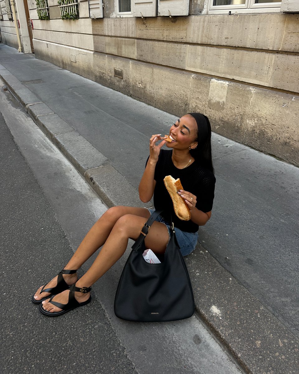 Bag 🤝baguette. #EloiseDufka proves the versatility of our Nolita hobo bag at the #MaisonDelanoParis. 

michaelkors.com/nolita-large-n…