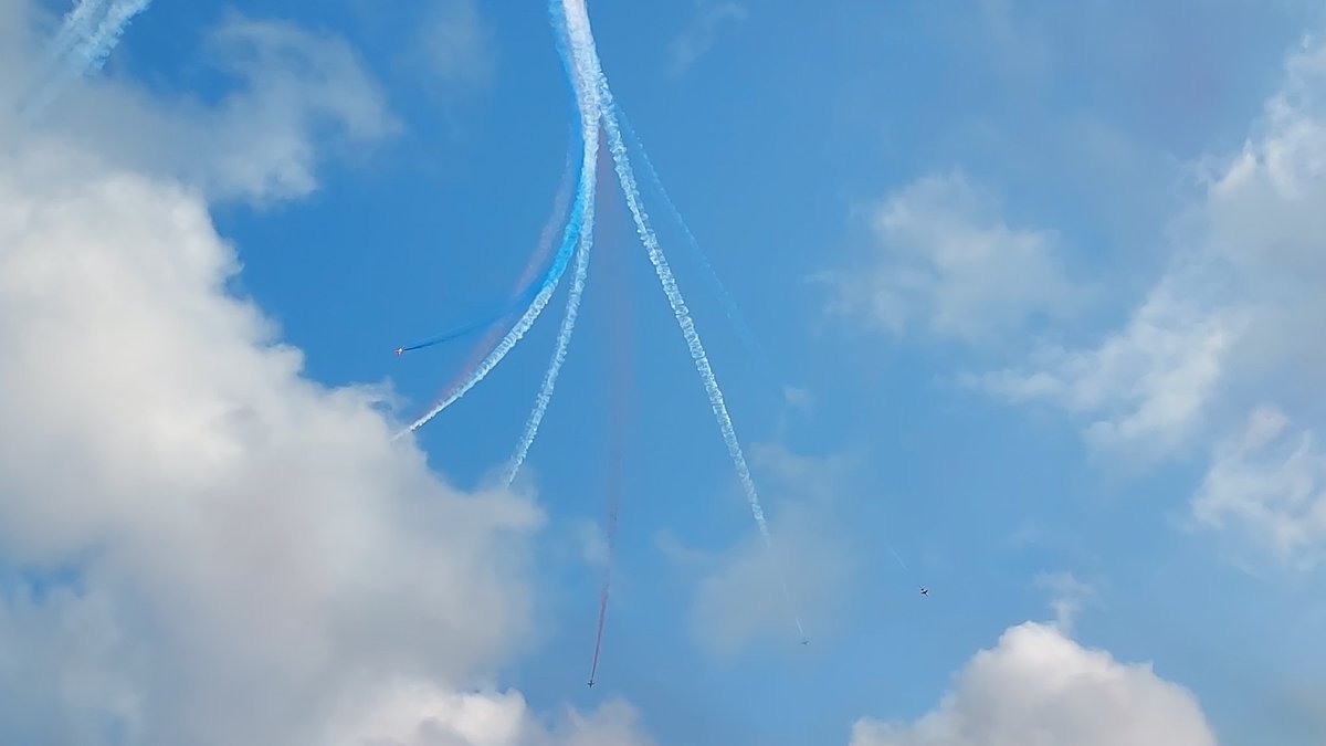 RaucousRod4's tweet image. What do they call this? 
Spaghetti Break?
#RedArrows #FastJets #MilitaryAviation #RAF