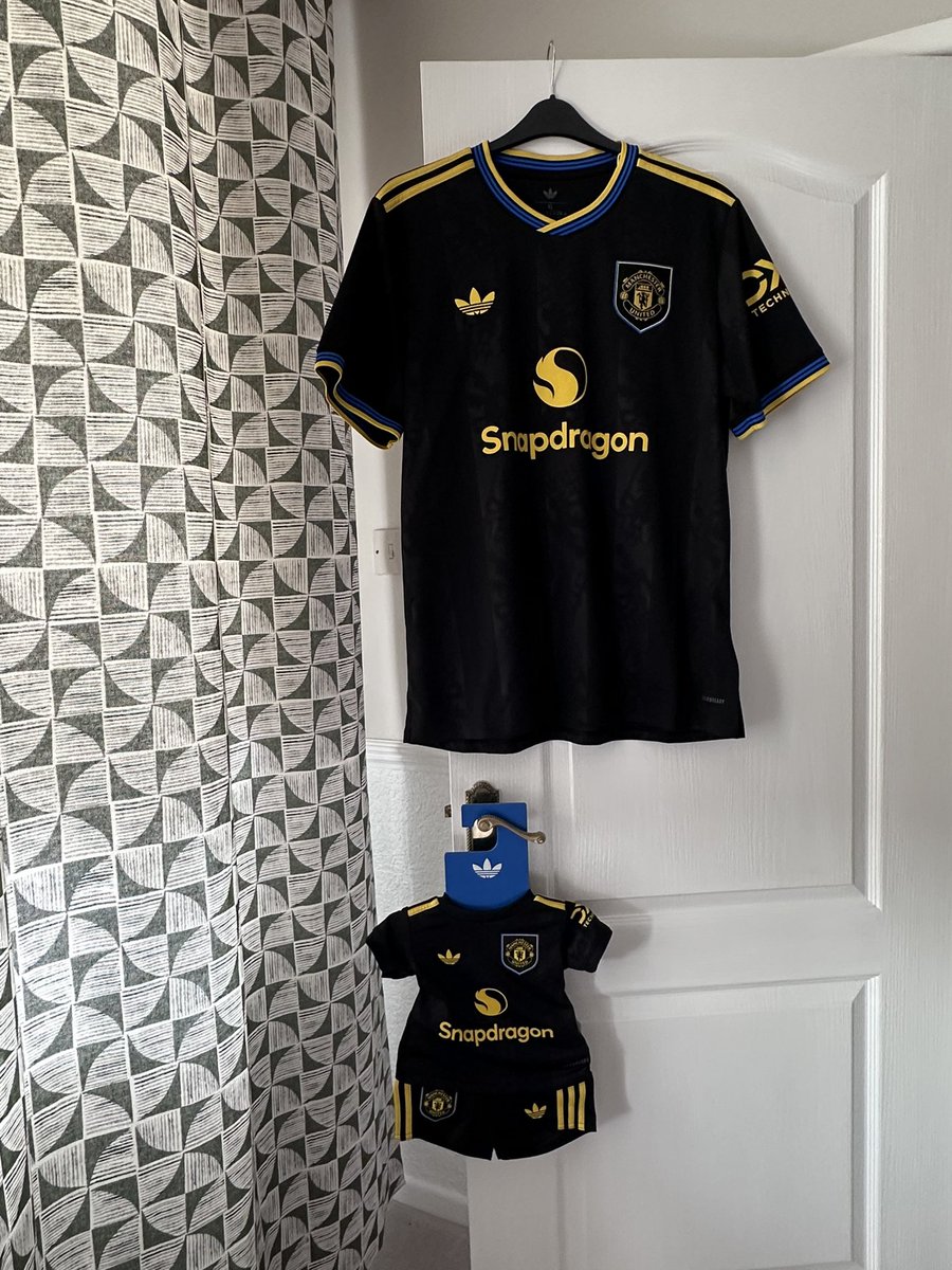 WayneSBarton's tweet photo. Never thought I’d get to do this. Matching shirts with my daughter. ♥️♥️🖤💛 https://t.co/rllIU56ACy