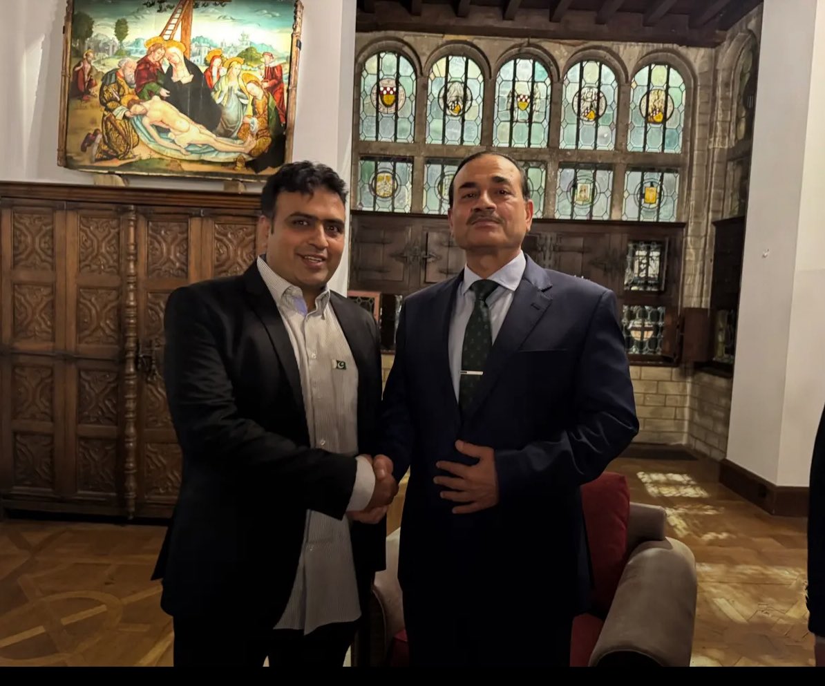 BelgiumPakistan's tweet photo. Chairman Pashtuns org eu with chief army field marshal general Asim Munir https://t.co/auUw8NFwtZ