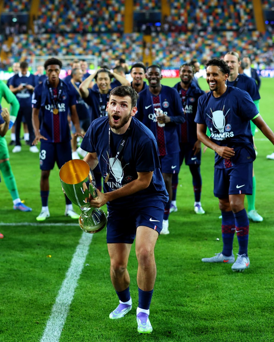 Lift it, Kvara! 🏆

#SuperCup