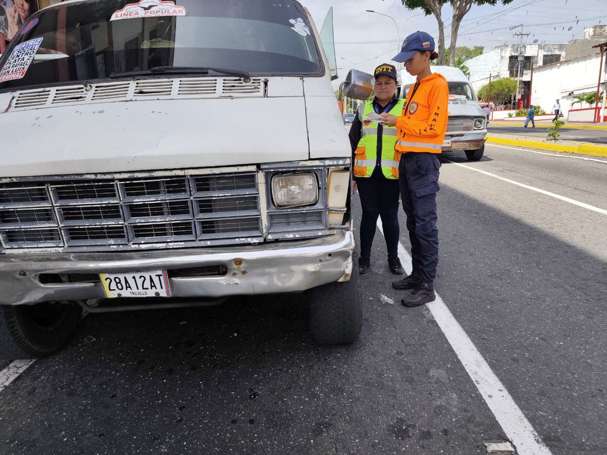 InttContigo's tweet photo. Trabajadores del INTT, oficina Valera, llevó a cabo una jornada de concientización en la Av. Bolívar orientado a conductores y peatones sobre el uso adecuado del cinturón de seguridad y el respeto a las normativas de tránsito, promoviendo así la seguridad vial. https://t.co/Tz5R0mUgbA