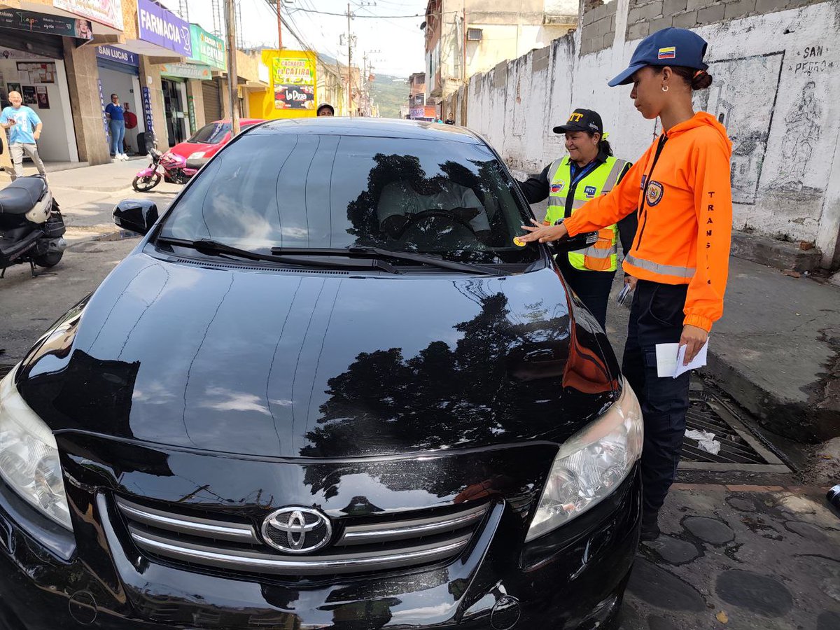 InttContigo's tweet photo. Trabajadores del INTT, oficina Valera, llevó a cabo una jornada de concientización en la Av. Bolívar orientado a conductores y peatones sobre el uso adecuado del cinturón de seguridad y el respeto a las normativas de tránsito, promoviendo así la seguridad vial. https://t.co/Tz5R0mUgbA