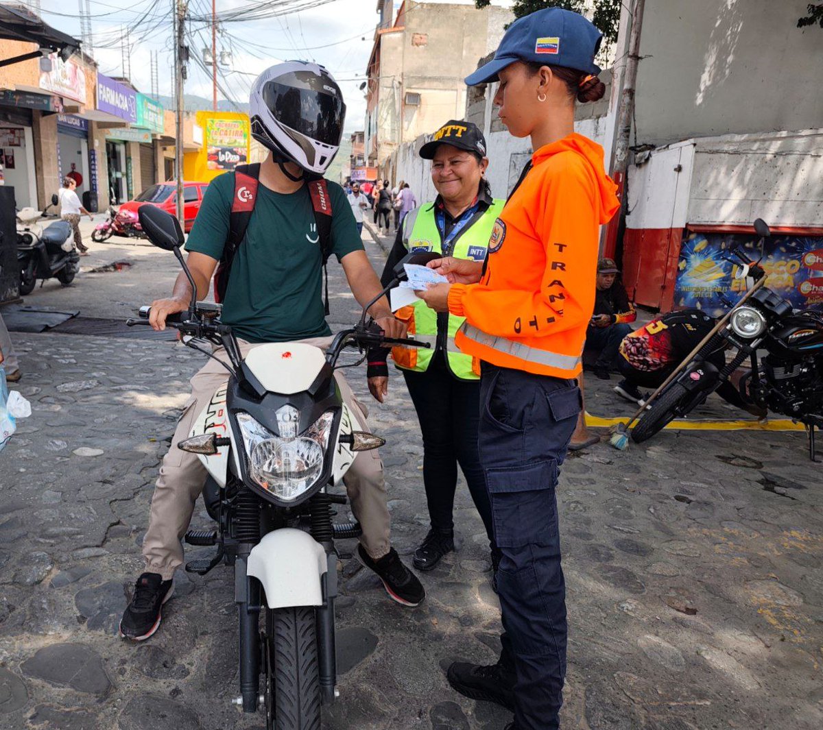 InttContigo's tweet photo. Trabajadores del INTT, oficina Valera, llevó a cabo una jornada de concientización en la Av. Bolívar orientado a conductores y peatones sobre el uso adecuado del cinturón de seguridad y el respeto a las normativas de tránsito, promoviendo así la seguridad vial. https://t.co/Tz5R0mUgbA