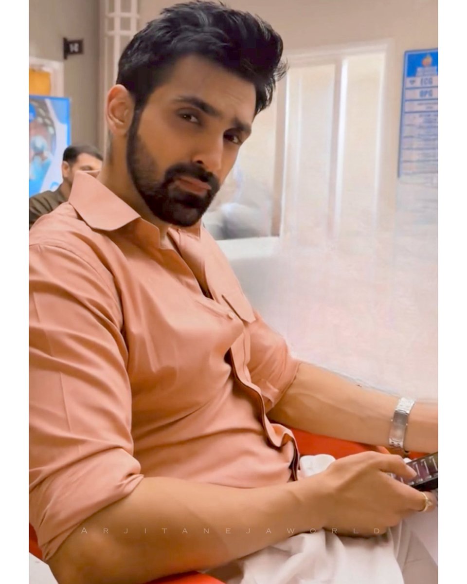 arjitanejaworld's tweet photo. Good looking boy spotted 🧡 @arjitaneja 

#ArjitTaneja #Jhanak #RishiChatterjee #Rishi @StarPlus #OnSet #BTS #ScriptRead https://t.co/JPiLrHxF4f