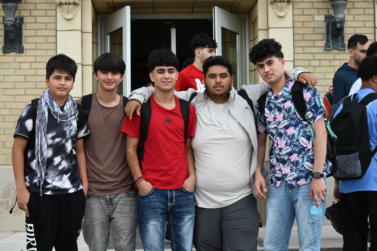 LHSLinks's tweet image. We had a great first day of the 2025-2026 school year! Whether you’re a senior celebrating your “last first day” or a ninth-grader just starting out your journey at LHS, we are so happy you’re here. #GoLinks ⛓️ #FirstWeekLPS