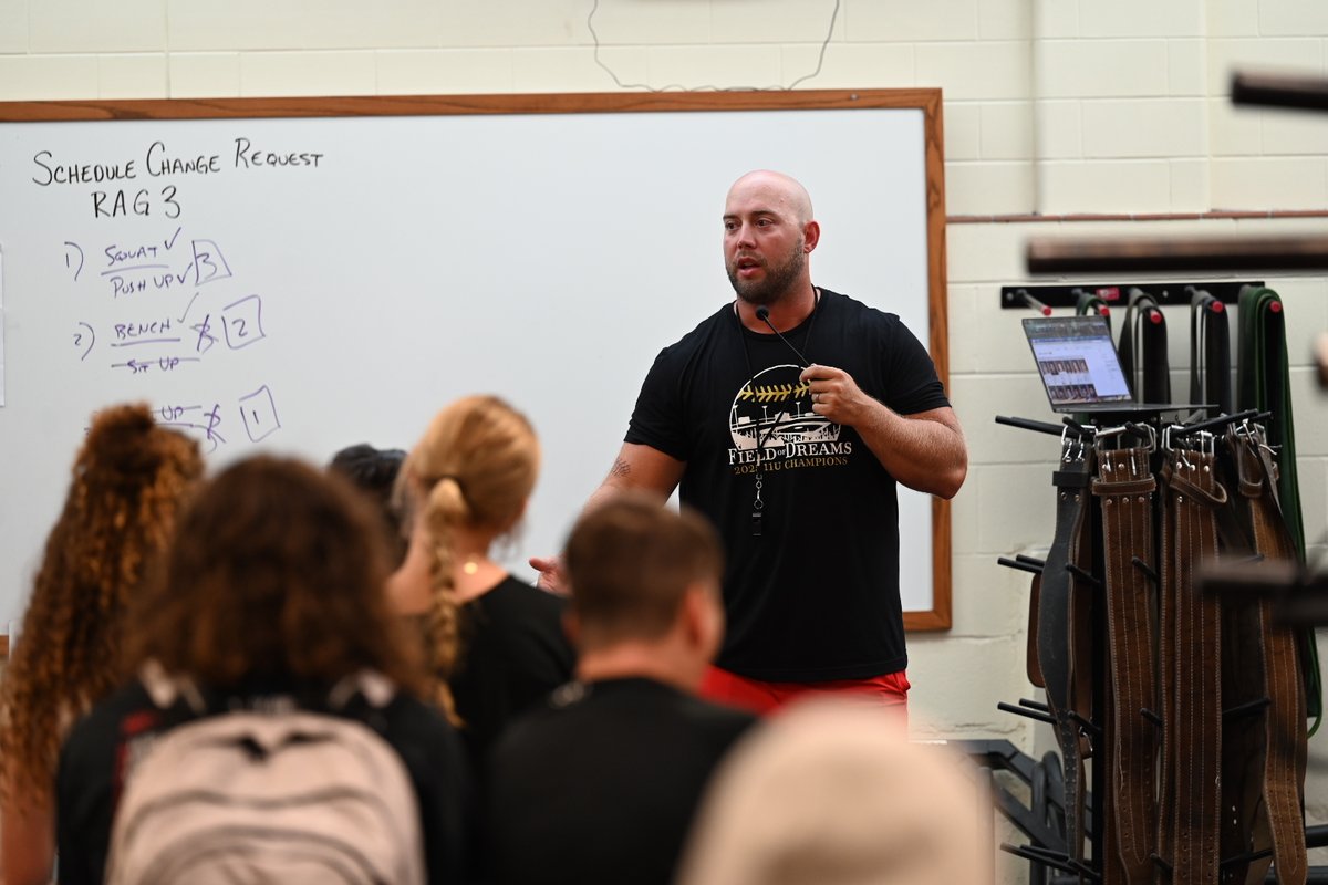 LHSLinks's tweet image. We had a great first day of the 2025-2026 school year! Whether you’re a senior celebrating your “last first day” or a ninth-grader just starting out your journey at LHS, we are so happy you’re here. #GoLinks ⛓️ #FirstWeekLPS