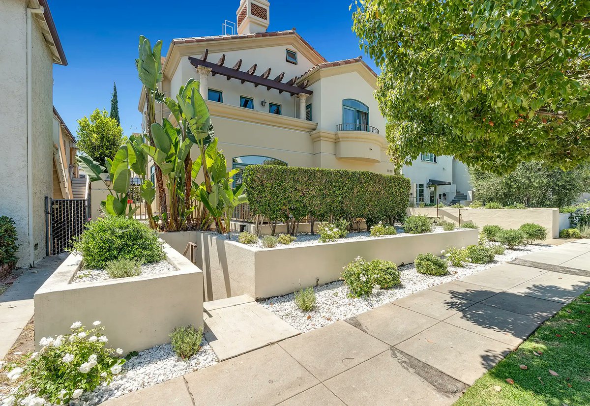 ShilianGroup's tweet photo. #ForLease: A Mediterranean-style #Townhouse in a gated #SantaMonica community, north of Wilshire. Features 3 private outdoor spaces, a 2-car garage, &amp; a great location at 1022 10th St, #103. Available for 14+ months. Call Payman Shilian (DRE #01913874) of Compass at 310-299-7655. https://t.co/tlGIygU6o1