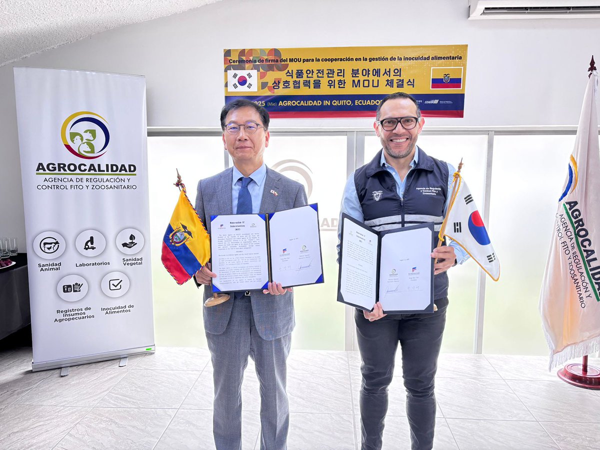 AgrocalidadEC's tweet photo. ¡Marcamos un hito para el Ecuador!

✍️ Firmamos un memorando de entendimiento con la Agencia KAHAS para impulsar la inocuidad alimentaria y el desarrollo sostenible a través de la cooperación mutua para proteger la salud de los consumidores de ambos países.

#ElNuevoEcuador https://t.co/NnJ7lHhbWx