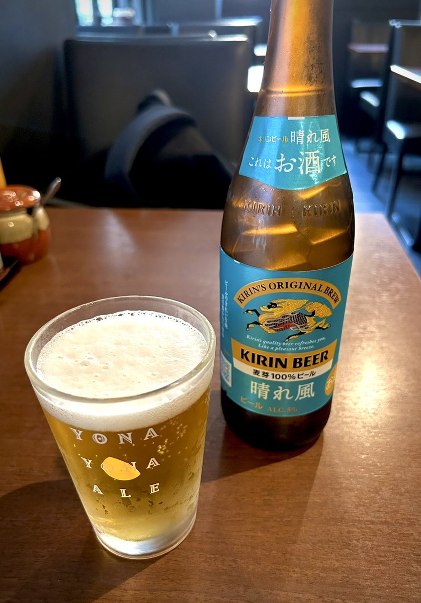 創業昭和13年 京都最古参の中華そば専門店『新福菜館』今回は浜松町店に訪問🚴🏼‍♂️💨
毎日死にそうなくらい暑い🔥だけど “冷やし中華”を選ぶより 熱々の真っ黒スープの【中華そば】が 食べたいんです🖤 塩っぱそうに見えるが芳醇な甘味と塩味がクセになる逸品✨麒麟 晴れ風が 憎いくらいに良く合います🍻