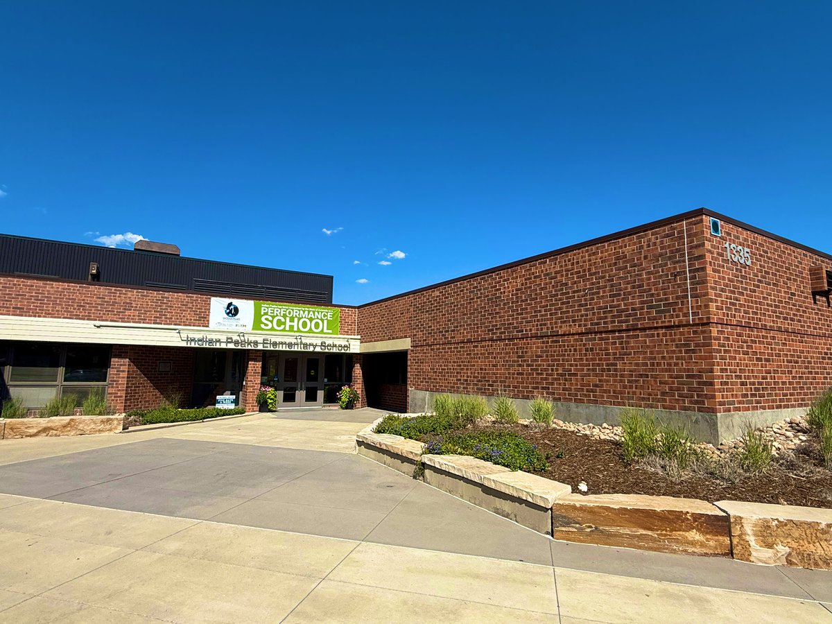 willisowen01's tweet photo. What an outstanding first day back across @SVVSD! Today, I had the opportunity to visit @NiwotHS and @PeaksMoose and the excitement was palpable. It is going to be an incredible week and year of “firsts” for students, families, and staff alike. #StVrainStorm #StVrainAdvantage https://t.co/xCqw3VfjHY