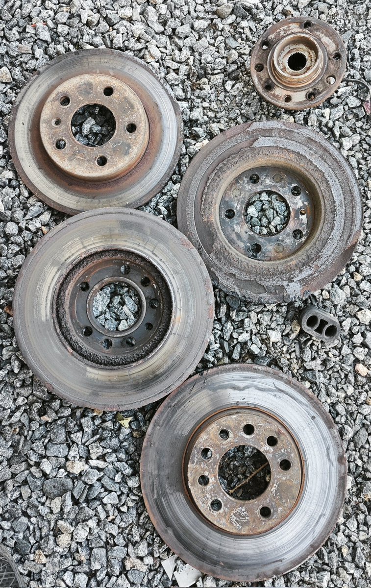 Opel on Pop. Millä helvetillä tuo auto on mennyt jarrydynosta hyväksytysti läpitte -24 marraskuussa. Iltajumppana Opeliin täys kierros jarruja sekä vasen etunapa.