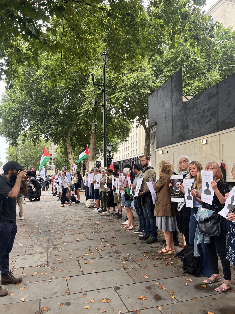 Powerful vigil today in Downing Street organised by the <a href="/NUJ_LFB/">NUJ London Freelance Branch 🗞️</a> to commemorate the lives and work of Palestinian journalists killed by Israel, in the ongoing genocide against the Palestinian people.

They were killed for telling the truth that Israel is trying to hide from the