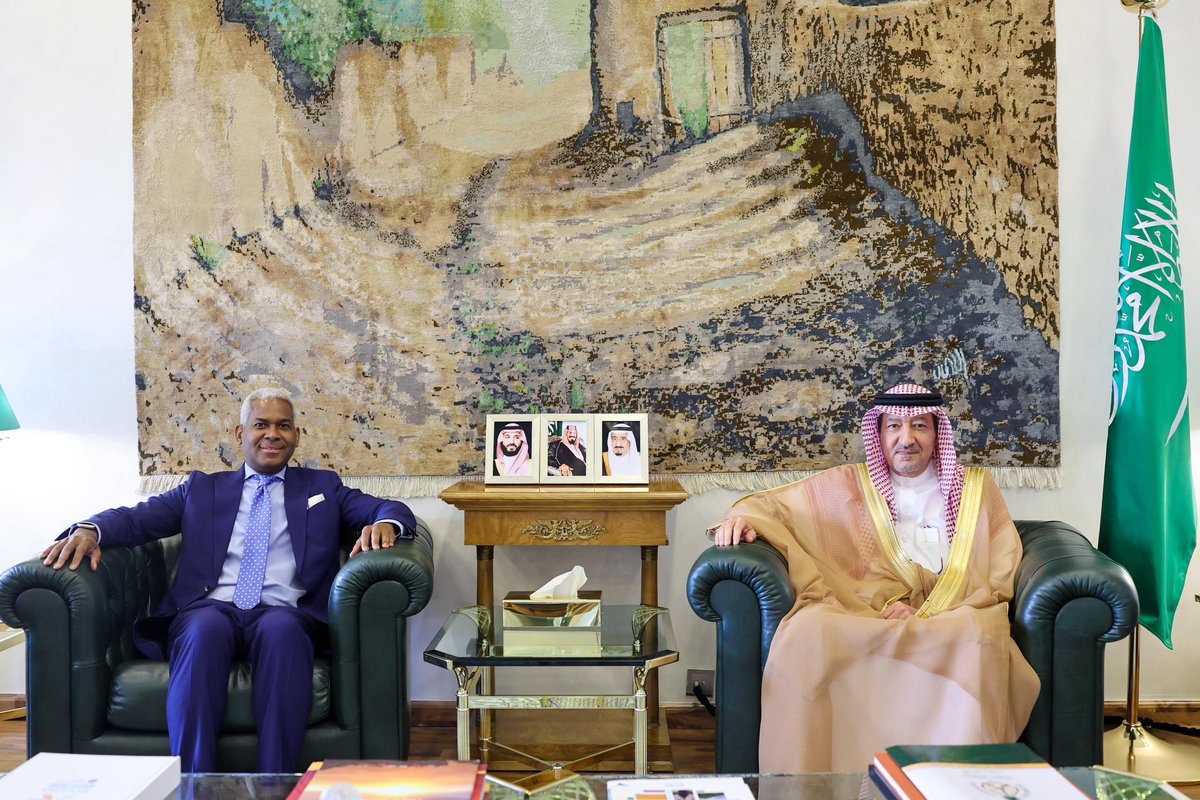 #Riyadh | Vice Minister of Foreign Affairs H.E. <a href="/W_Elkhereiji/">وليد الخريجي</a> received Ambassador of the Dominican Republic to the Kingdom <a href="/AndyRodriguezDu/">Andy Rodríguez Durán</a>. They discussed ways to enhance cooperation between the two countries across various fields and reviewed issues of common interest. 🇸🇦🇩🇴