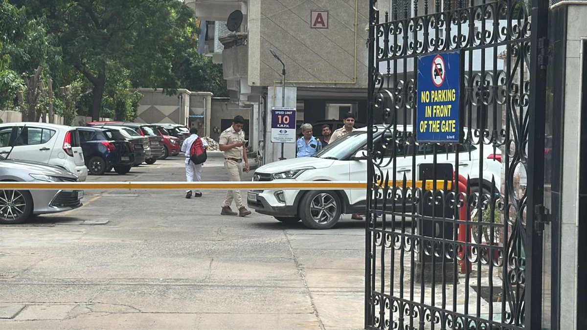 AnilParashar21's tweet image. A Delhi Forest Dpt team reportedly visited spot in Dwarka Delhi. Tks  for prompt action @CMODelhi I hope u will soon depute team for inquiry into nailing of trees in Dwarka Delhi @RajaiqbalSingh3 @LtGovDelhi @Aloksharmaaicc @CwaHuman44418 @DainikBhaskar @DCSOUTHZONE @gupta_rekha