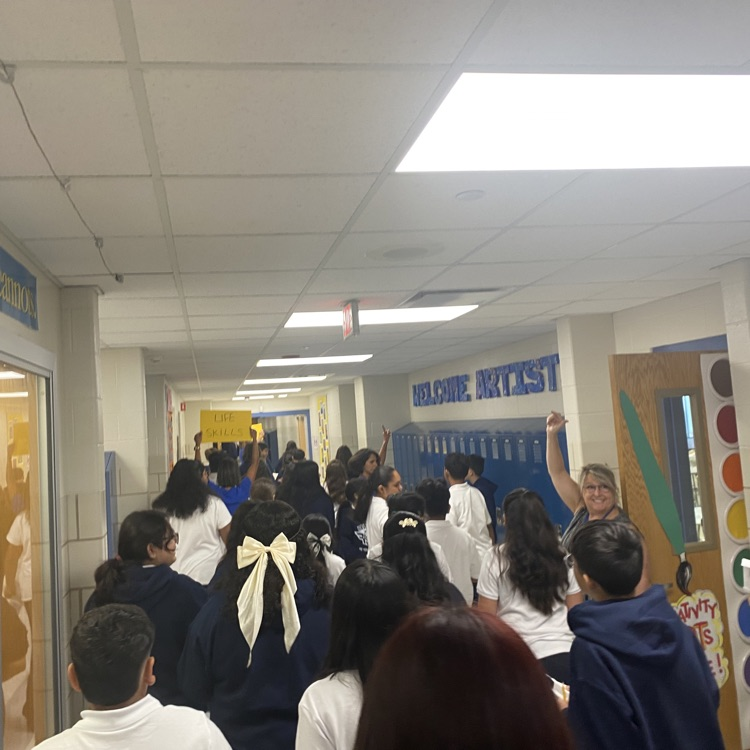 MannheimFalcons's tweet photo. Happy First Day of School! MMS Staff line the hallways & guide students with signs during passing periods. Helping students get to class on time! #WeAreD83 #MMSFalcons #MMSPRIDE https://t.co/TwdP8gUx7s