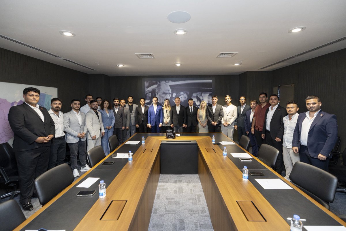 Cumhuriyet Halk Partisi Gençlik Kolları MYK üyelerimiz, İl ve İlçe Gençlik Örgütlerimiz ile Halkçı Liseliler temsilcilerinin nazik ziyaretleri için teşekkür ediyorum.

Gençlik ülkemizin lokomotifidir. Gençlere potansiyellerini ortaya çıkaracak imkanlar sağlamak da bizlerin