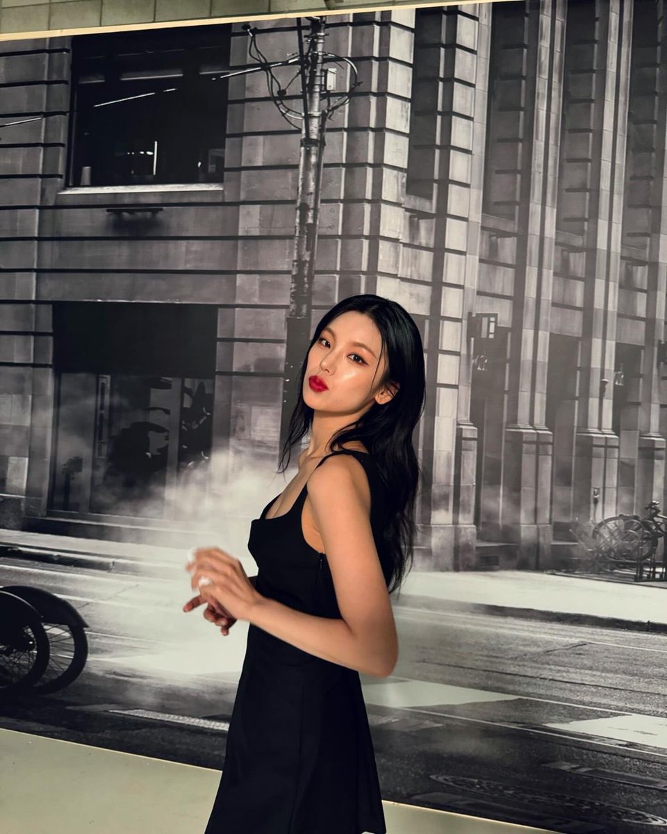 yjsdalla's tweet photo. yeji in black hits different she’s so femme fatale https://t.co/vjkeBovEoa