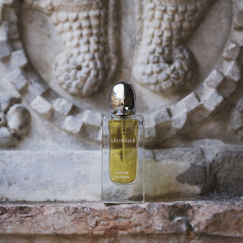 𝗜𝗡 𝗧𝗛𝗘 𝗕𝗢𝗫.⁠
⁠
𝗧𝗵𝗲 𝘀𝗰𝗲𝗻𝘁. Philtre d’Ambre
⁠
𝗧𝗵𝗲 𝗵𝗼𝘂𝘀𝗲. Artimique

𝗧𝗵𝗲 𝗸𝗲𝘆 𝗻𝗼𝘁𝗲𝘀. ⁠Myrrh, incense, Turkish rose, red algae, cloves
⁠
Subscribe by the 15th to get this month's collection. 
⁠
#augustcollection #playdate #discoverwithOlfactif