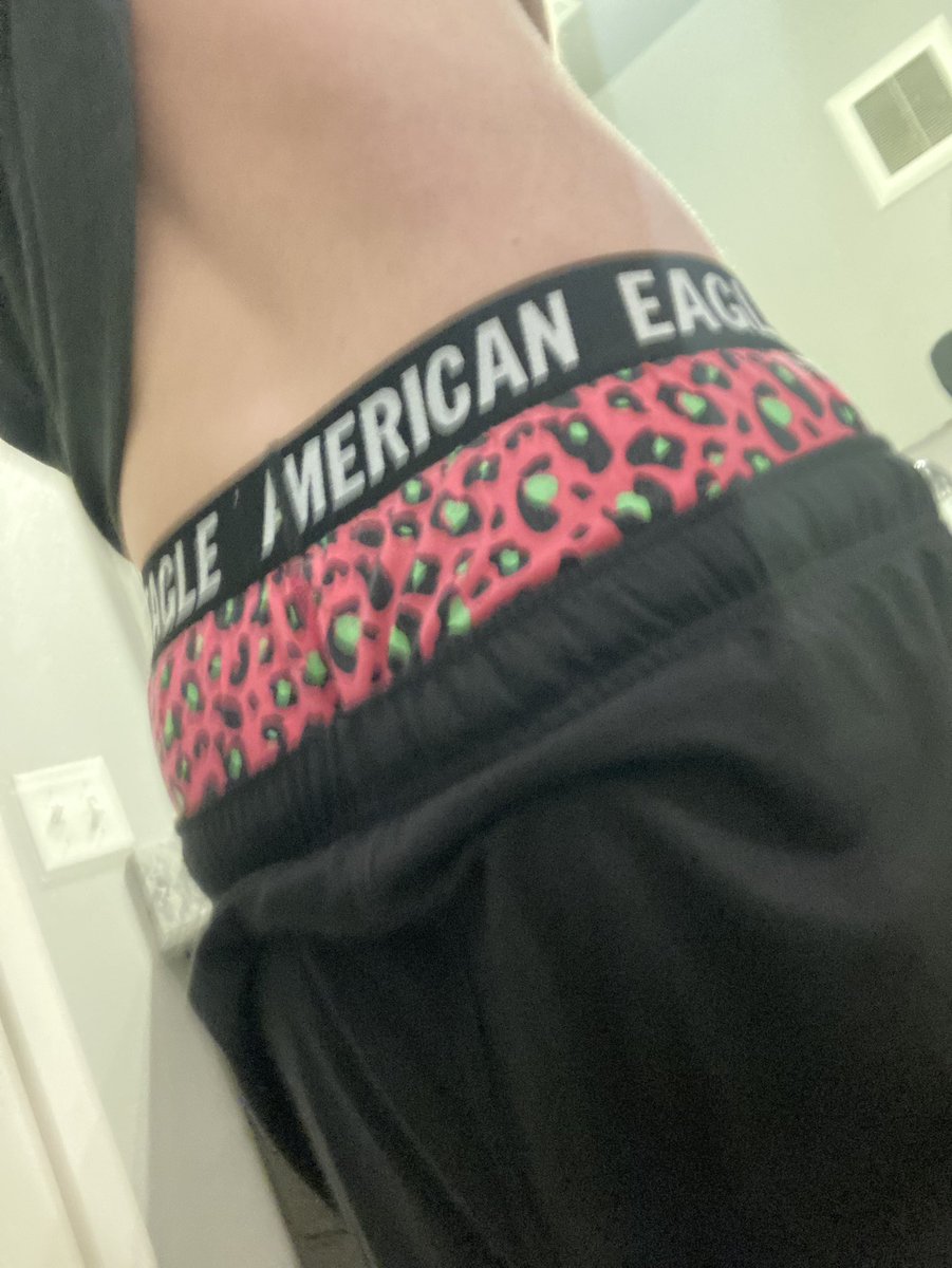 AtomicTwink98's tweet photo. Man what I wouldn't give to have more of these Ultra Soft Boxers from AE 🥴absolutely obsessed with the print and the thick waistband, there's something about them that get me going. It's just too bad this product line has been cut so now I can't anymore 😭 #sagging #pinkboxers https://t.co/XDr3HhP5Pf