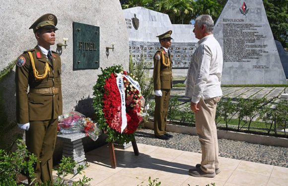 🇨🇺 Díaz-Canel Bermúdez, rindió honores a Fidel Castro, líder histórico de la Revolución cubana, a 99 años de su natalicio, en el cementerio Patrimonial Santa Ifigenia, de Santiago de Cuba.