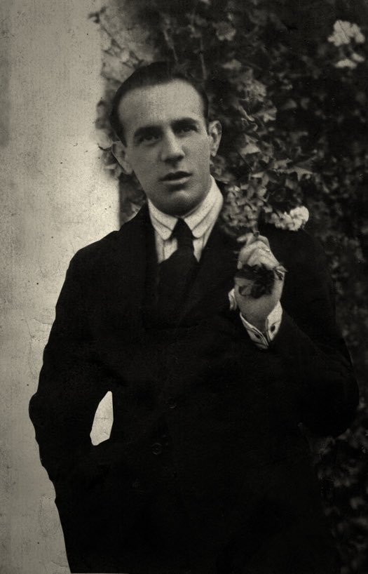 A LAS 5 DE LA TARDE.

Un día como hoy, un 13 de agosto de 1934 falleció Ignacio Sánchez Mejias. La conmoción y el dolor por la tragedia inspiraron a Federico G.Lorca su “Llanto por Ignacio Sánchez Mejías, donde “La sangre derramada” destaca por su fuerza, símbolos y metáforas.