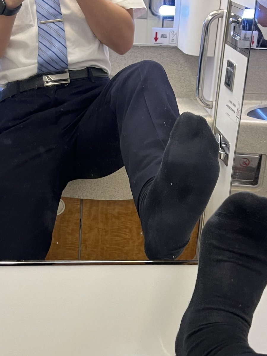 Zacc0207's tweet photo. #空少 #黑袜 #制服 https://t.co/8DP2tA8awn