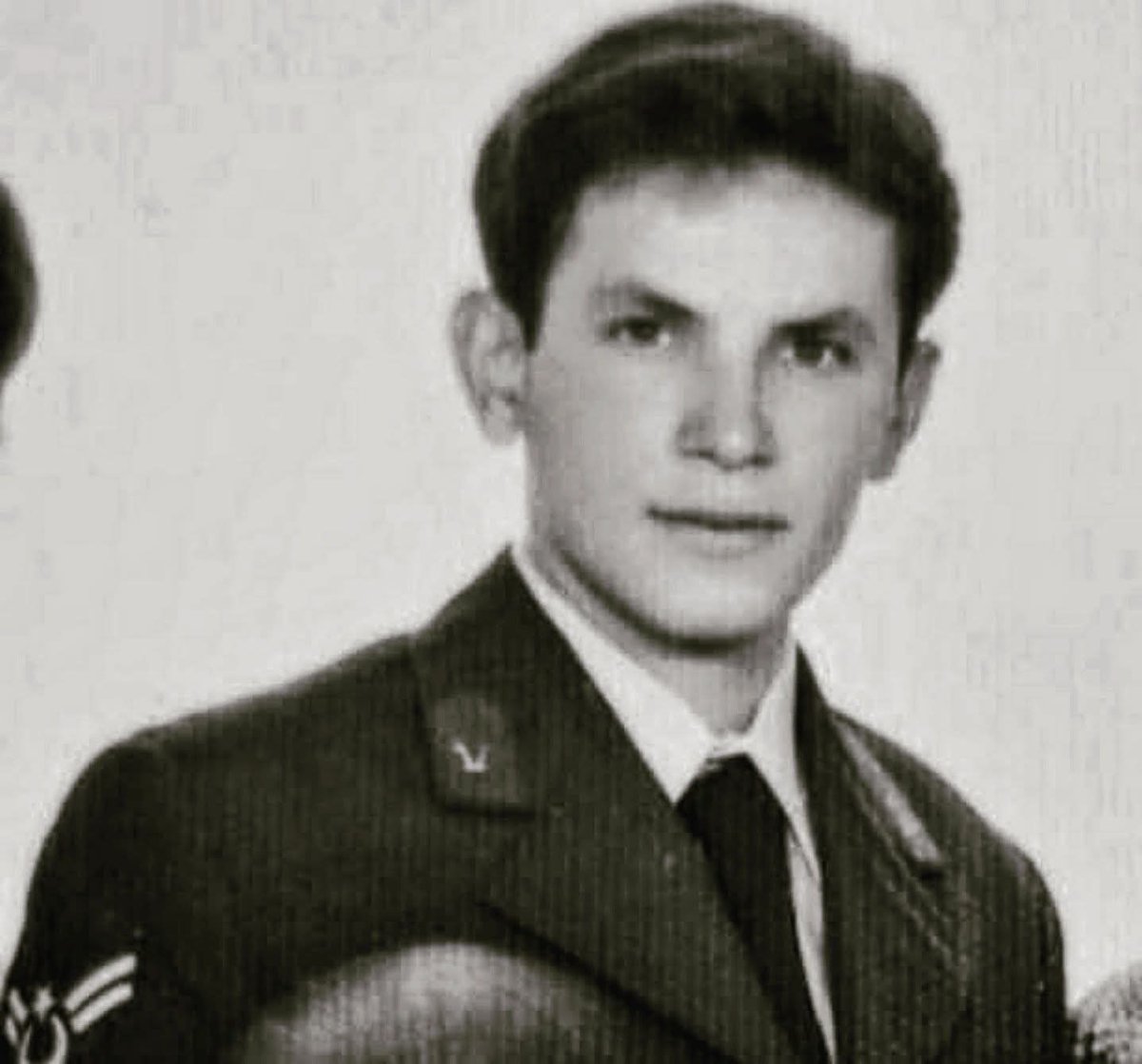 Bu dünyadan sırmalı ay-yıldızımla bir 
kez geçecegim.
Ağzımdan çıkabilecek iyi bir söz varsa şimdi söylemeli, bu uğurda yapabileceğim ne varsa şimdi yapmalıyım.
Biliyorum ki buralardan bir daha geçmiyecegim.
Çünkü ait olduğum yere;
Bir vefa bir kader bir onur borcum var...!