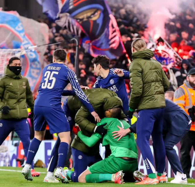 R_PSG_'s tweet photo. 🚨📋 COMPO OFFICIELLE DU PSG VS TOTTENHAM ❤️💙

Chevalier – Hakimi, Marquinhos (C), Pacho, Nuno Mendes – Zaïre-Emery, Vitinha, Doué – Barcola, Dembélé, Kvaratskhelia.

💥 Désiré Doué titulaire à la place de Fabian Ruiz !
🔥 BRADLEY BARCOLA DANS LE XI DE DÉPART !

#SuperCup https://t.co/RdV2cjlhbk