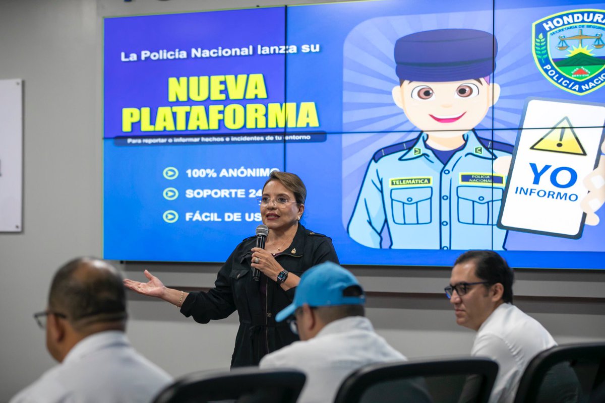 LaLineaLat's tweet photo. 🏥🚑 Hospitales modernos, red nacional de ambulancias, clínicas especializadas y tecnología para la seguridad. La presidenta @XiomaraCastroZ impulsa una refundación que se mide en hechos: 5 nuevas ambulancias, medicinas hasta la puerta de los hogares y la app #YoInformo para que el pueblo participe en su propia seguridad. 🇭🇳✊ #LaRefundaciónSeVé #XiomaraSíCumple