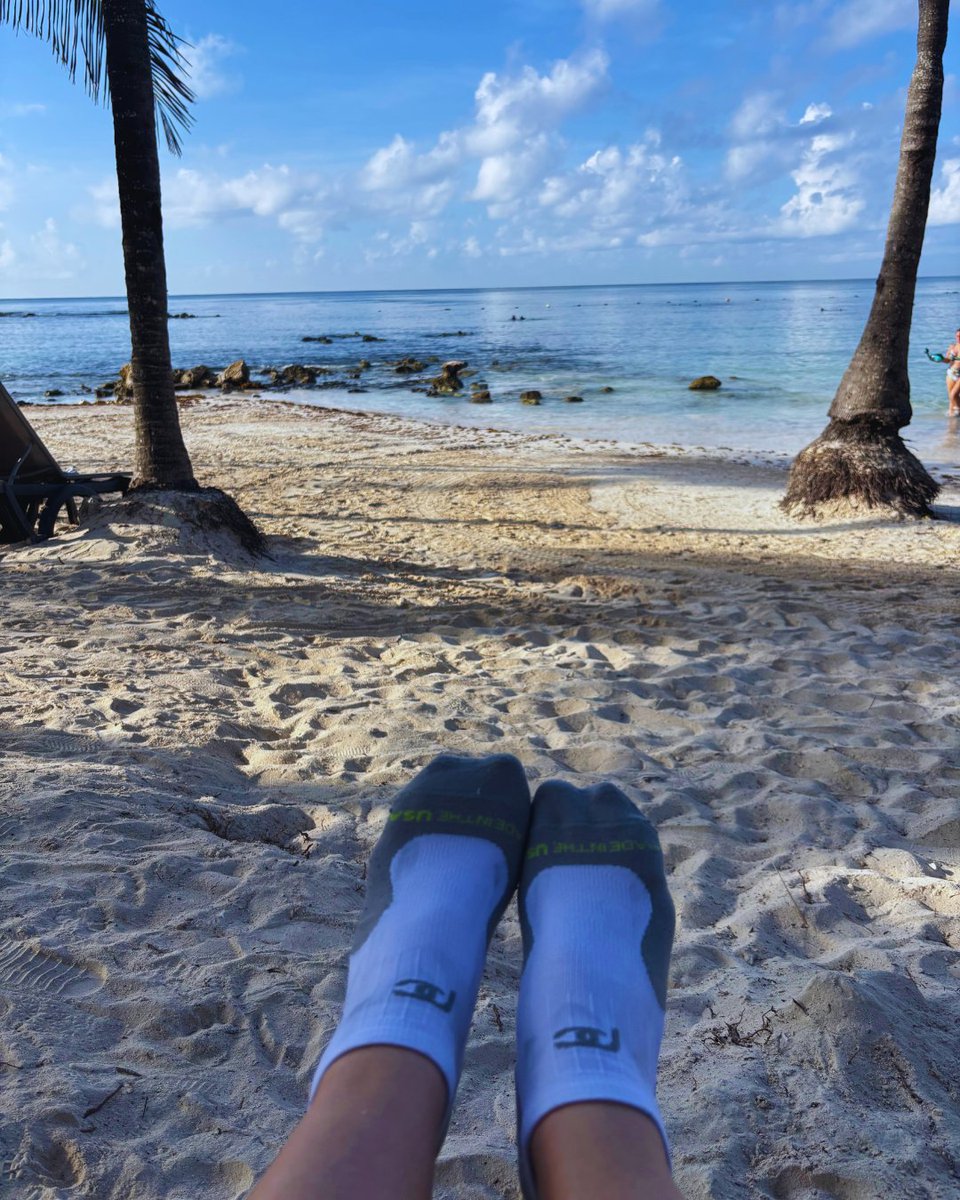 PROCompression's tweet photo. Making shore our socks get their vitamin sea 🌊 🧦

#PROCompression #PowerYourPassion #CompressionSocks #KeepItTight #PROUp #VitaminSea #BeachVibes #OceanViews #TravelInComfort #RunRelaxRepeat #SeaYouOutThere #WavesForDays #RunTheWorld #VacationVibes #SocksOnTheSand https://t.co/1CnNIAN1cf