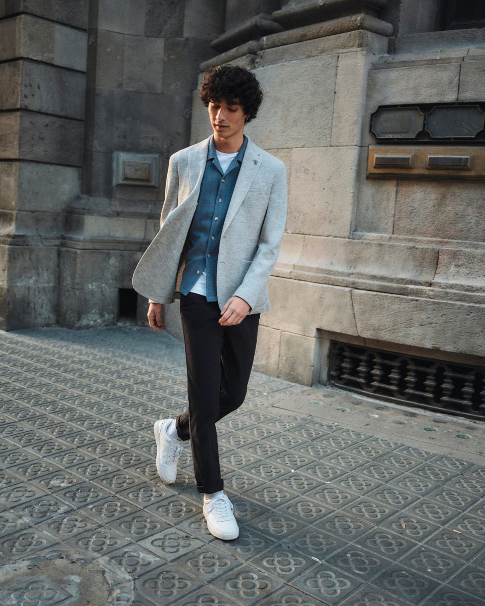 Crafted in a soft jersey, The Antoni jacket is one of those transitional pieces to wear when you want to look smart but still feel relaxed.

remusuomo.com/products/slim-…