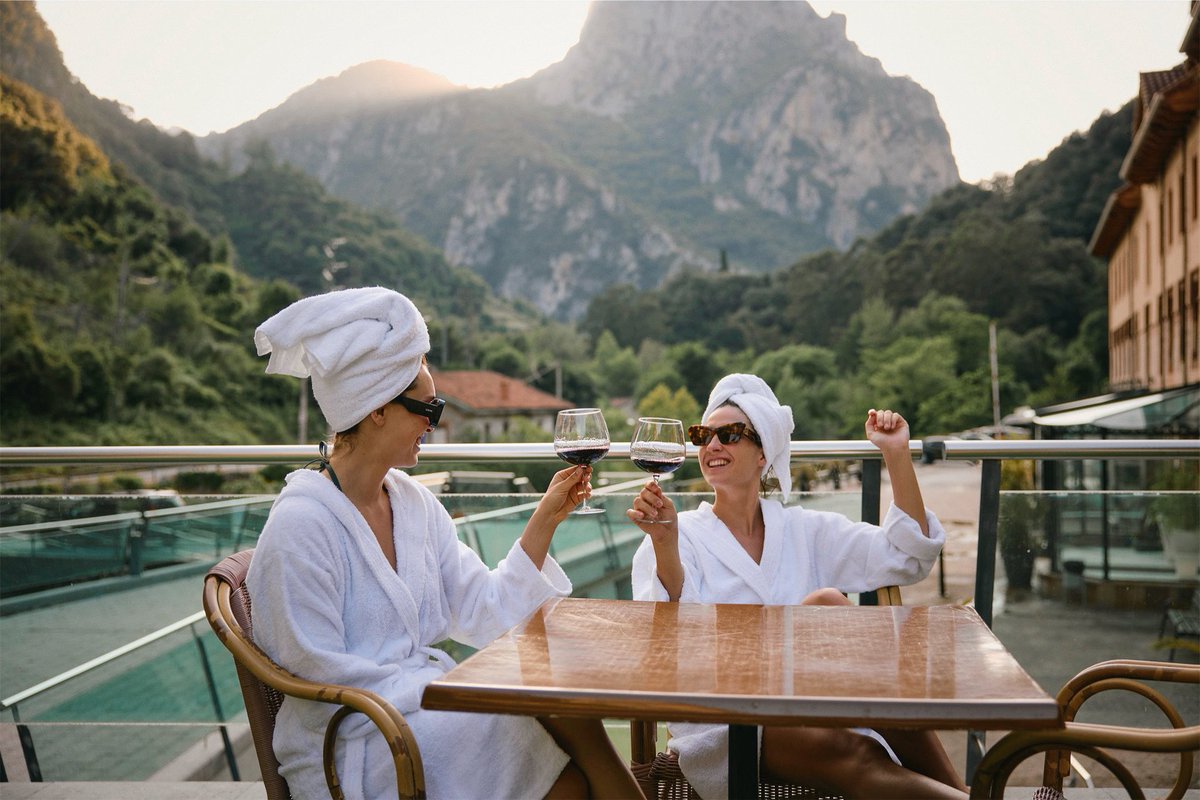 La dolce vita es acabar el día así. 🍷🍷

balneariolahermida.com
☎️942733625